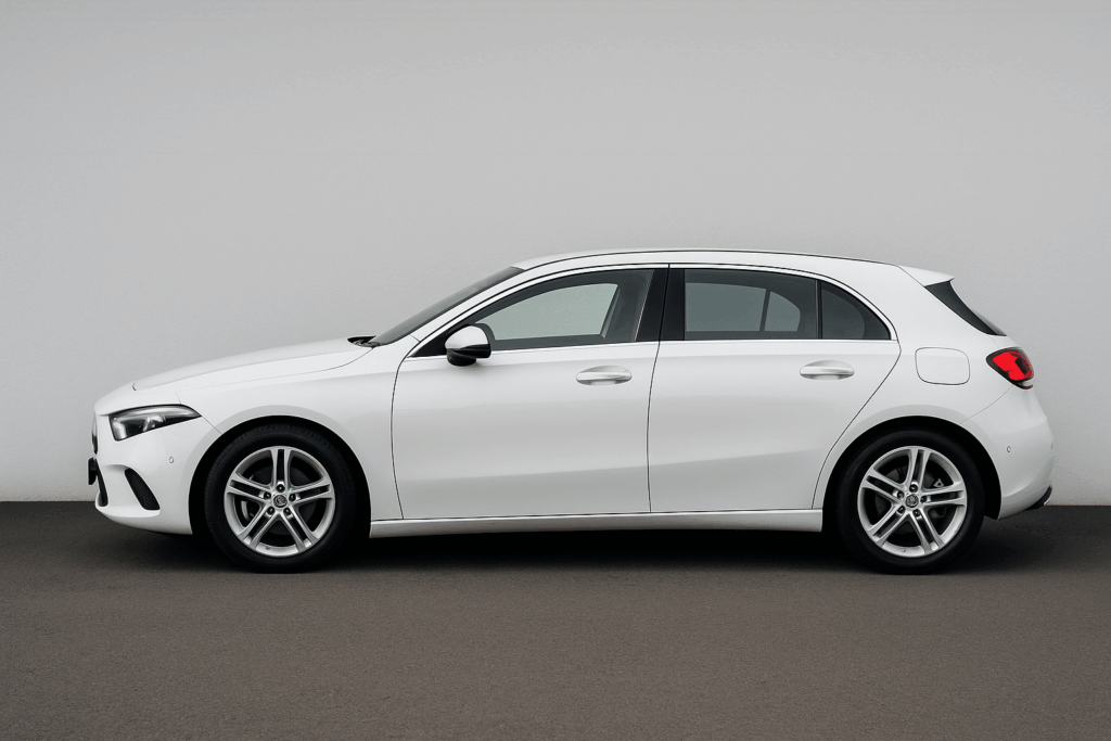 Lateral de un coche Mercedes Clase A blanco estacionado